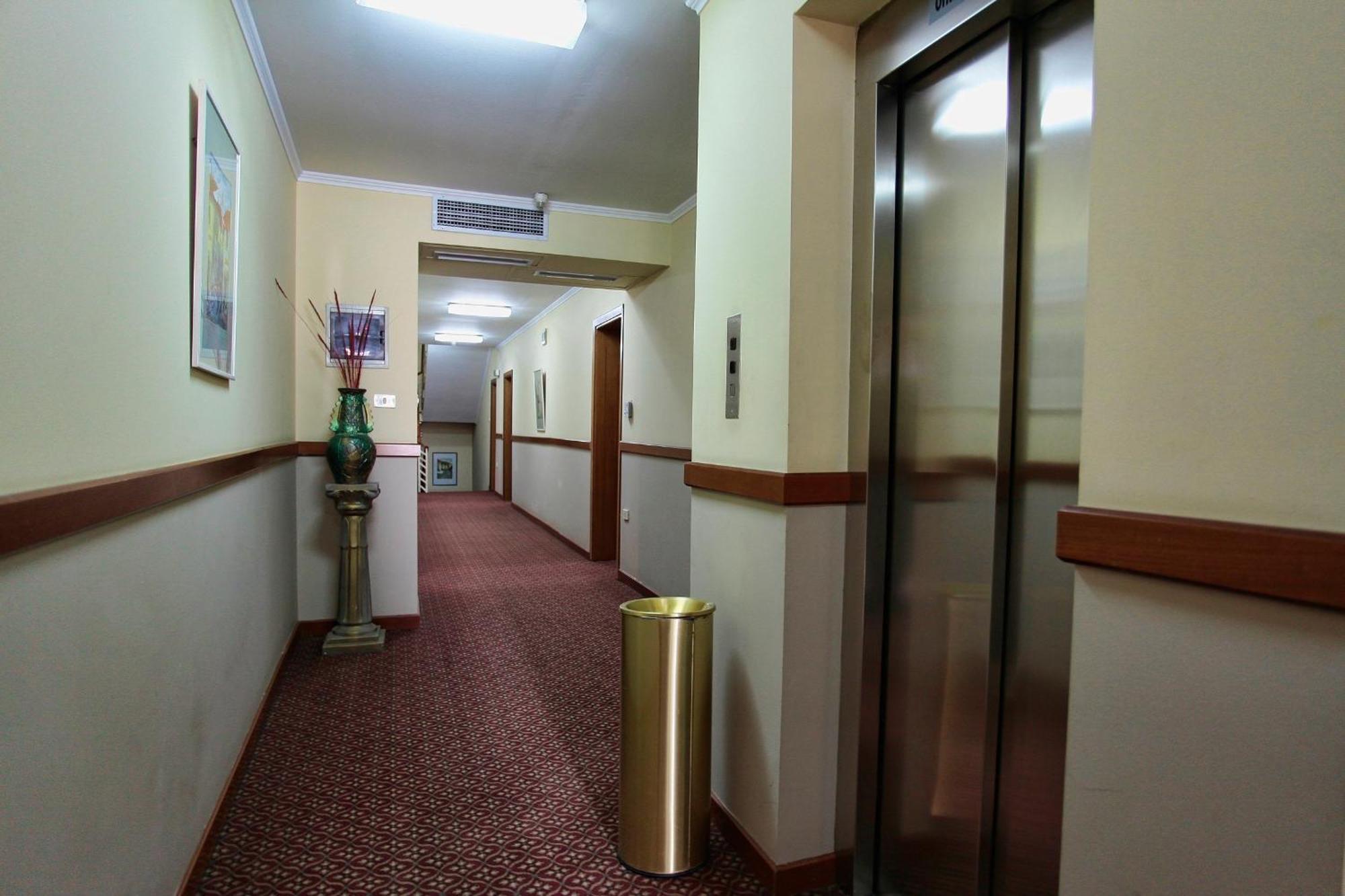 Hotel Regency Korce Esterno foto